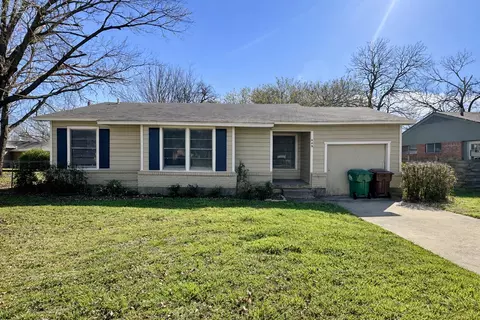 809 Crescent St, Denton, TX 76201