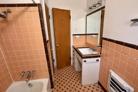 Bath - 809 Crescent St, Denton, TX 76201 photo 1 of 2