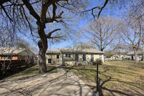 Exterior - 809 Crescent St, Denton, TX 76201 photo 4 of 6