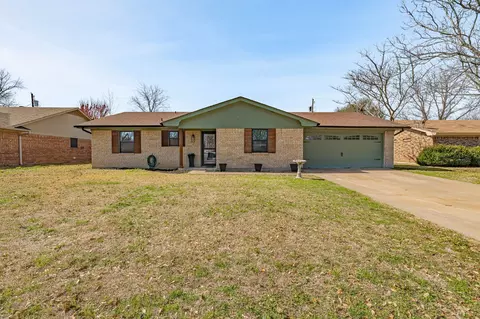 1352 Inglewood Dr, Stephenville, TX 76401