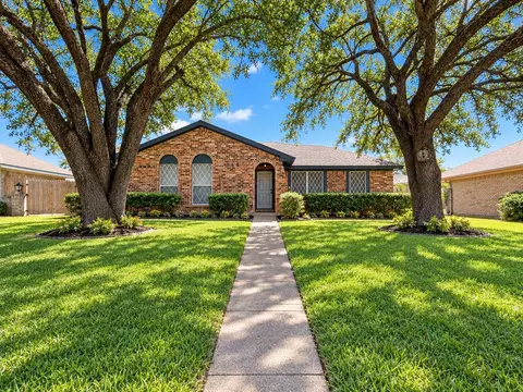2752 Meadow Isle Ln, Dallas, TX 75237