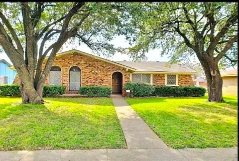 2752 Meadow Isle Ln, Dallas, TX 75237