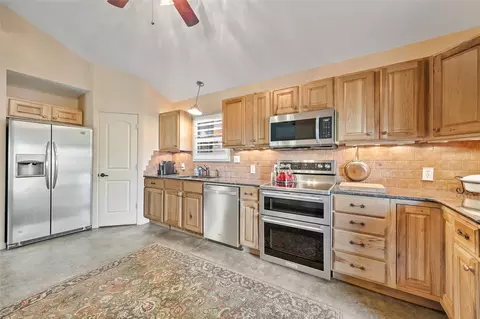 Kitchen - 1128 Doe Run Dr, Tool, TX 75143 photo 2 of 2