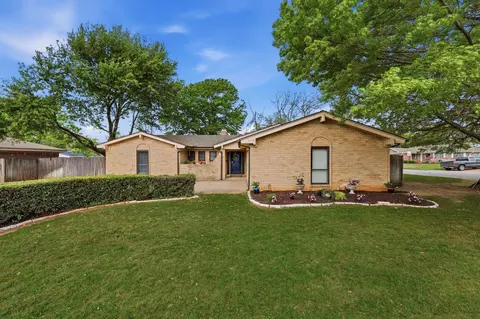 1917 Hurstview Dr, Hurst, TX 76054