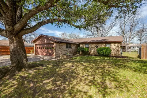 308 Thompson Ct, Saginaw, TX 76179