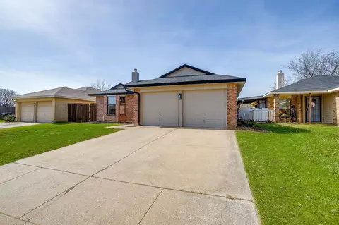 Exterior - 5408 Lilac Dr, Arlington, TX 76018 photo 5 of 9