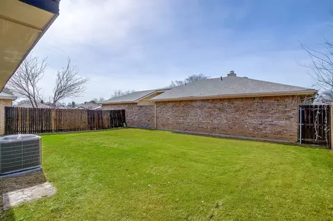 Exterior - 5408 Lilac Dr, Arlington, TX 76018 photo 8 of 9