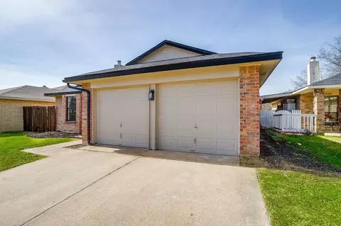 Exterior - 5408 Lilac Dr, Arlington, TX 76018 photo 6 of 9