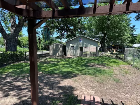 Exterior - 201 E Walker St, Denison, TX 75021 photo 3 of 4