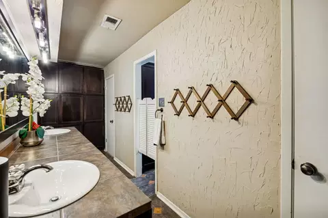 Bath - 413 Baker Dr, Hurst, TX 76054 photo 3 of 4