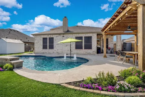 518 Clifton Ct, Midlothian, TX 76065