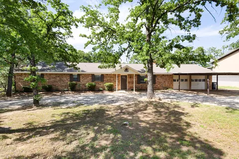 818 Country Club Rd, Bowie, TX 76230