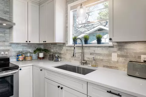 Kitchen - 103 Latimer Dr, Tool, TX 75143 photo 5 of 5