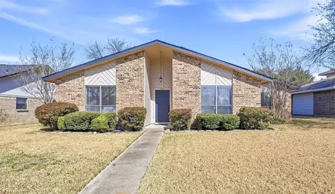 2621 Summertree Dr, Carrollton, TX 75006