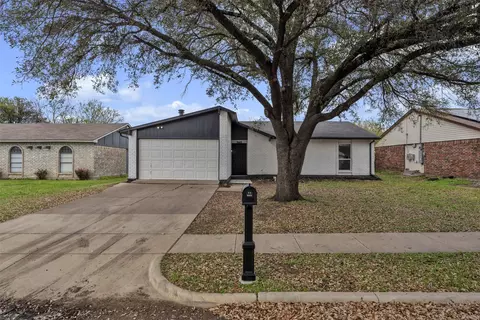 7449 Sandhurst Ln S, North Richland Hills, TX 76182