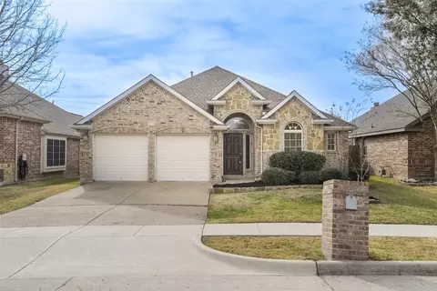 2727 Waterway Dr, Grand Prairie, TX 75054