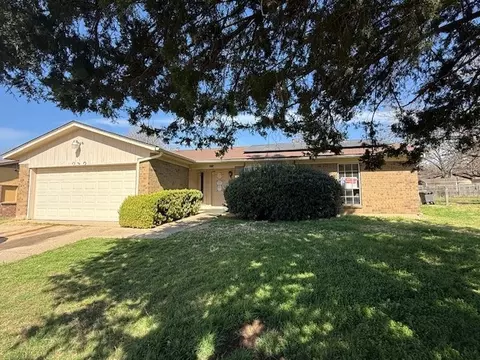3313 Oak Timber Dr, Forest Hill, TX 76119