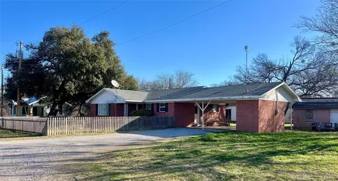 216 Woodlawn Ave, Strawn, TX 76475