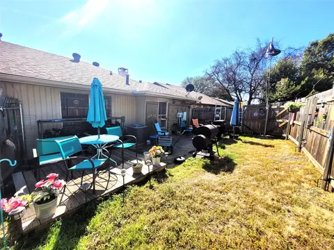 Exterior - 2205 Viewtop Ln, Arlington, TX 76012 photo 3 of 5