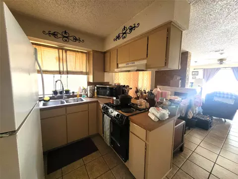 Kitchen - 2205 Viewtop Ln, Arlington, TX 76012 photo 4 of 5