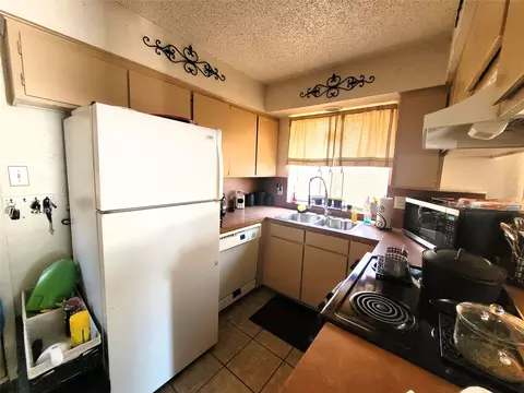 Kitchen - 2205 Viewtop Ln, Arlington, TX 76012 photo 3 of 5
