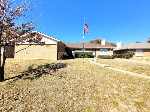 Exterior - 2205 Viewtop Ln, Arlington, TX 76012 photo 2 of 5