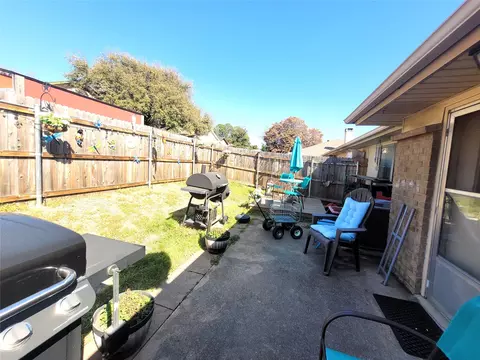 Exterior - 2205 Viewtop Ln, Arlington, TX 76012 photo 4 of 5