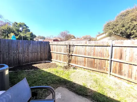 Exterior - 2205 Viewtop Ln, Arlington, TX 76012 photo 5 of 5