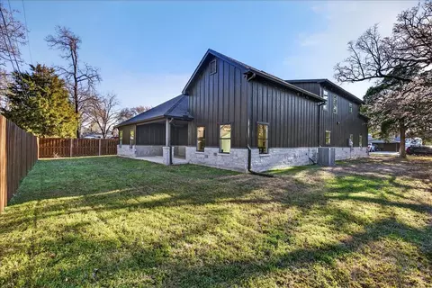 114 Castlewood Rd, Enchanted Oaks, TX 75156