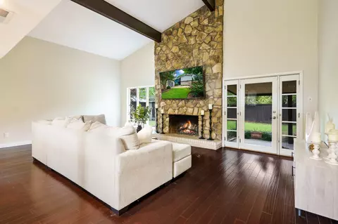12208 Treeview Ln, Farmers Branch, TX 75234