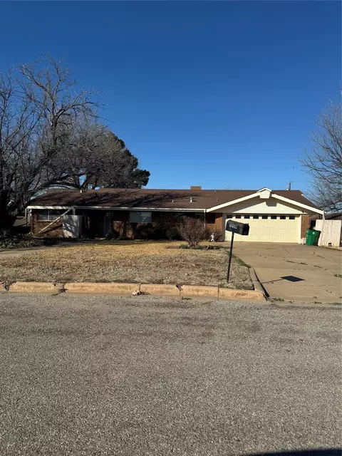 1006 W 15th St, Quanah, TX 79252
