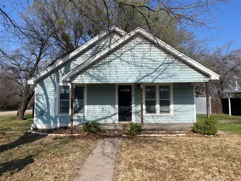 110 S Hubbard St, Alvord, TX 76225