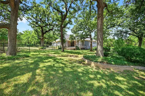 102 Santee Dr, Lake Kiowa, TX 76240