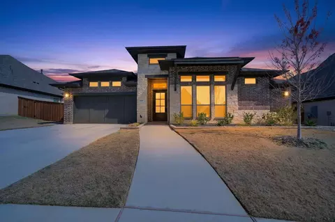 10416 Gray Hills Dr, Fort Worth, TX 76126