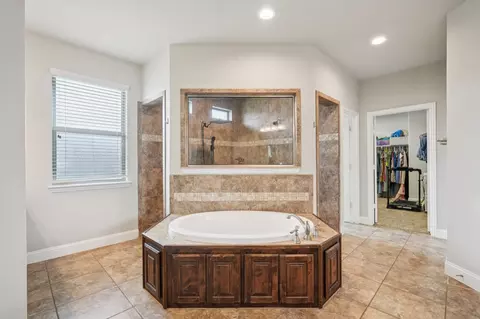 453 Lake Park Dr, Midlothian, TX 76065