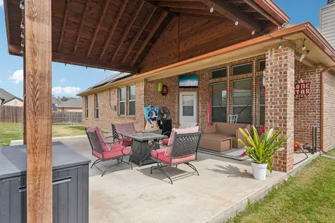 453 Lake Park Dr, Midlothian, TX 76065