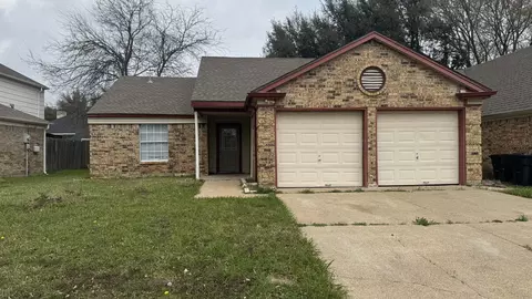301 Spanish Moss Dr, Arlington, TX 76018