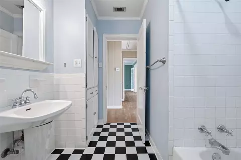 Bath - 3005 Windsor Ave, Waco, TX 76708 photo 3 of 3