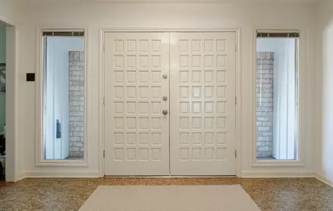 Entry Way - 3300 Loma Vista Dr, Waco, TX 76708 photo 1 of 4