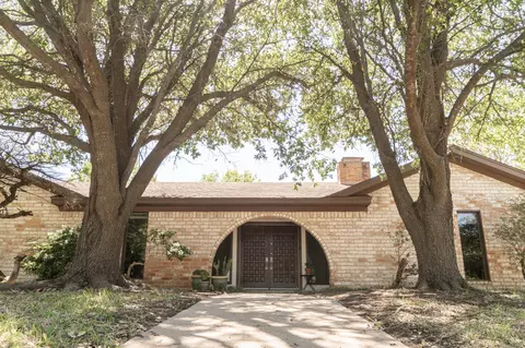 Exterior - 3300 Loma Vista Dr, Waco, TX 76708 photo 3 of 8