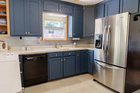 Kitchen - 3300 Loma Vista Dr, Waco, TX 76708 photo 2 of 3