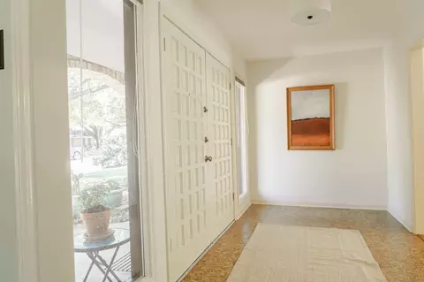 Entry Way - 3300 Loma Vista Dr, Waco, TX 76708 photo 2 of 4