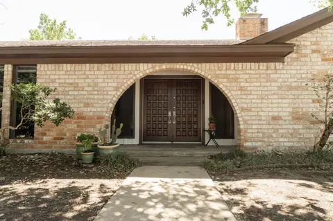 Exterior - 3300 Loma Vista Dr, Waco, TX 76708 photo 2 of 8