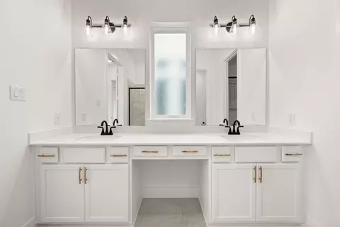 Bath - 1725 Nesting Robin Ln, Krum, TX 76249 photo 1 of 4