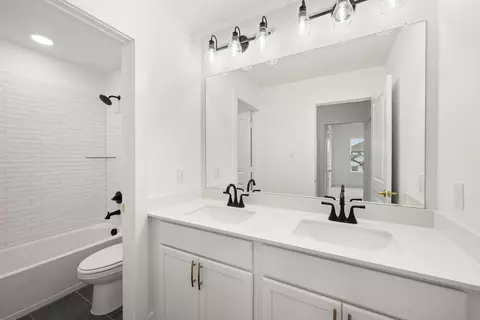 Bath - 1725 Nesting Robin Ln, Krum, TX 76249 photo 4 of 4