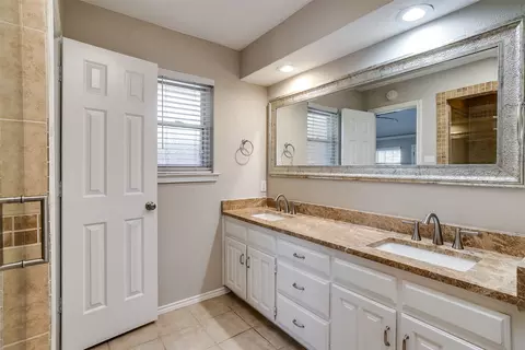 Bath - 4129 Hackmore Loop, Irving, TX 75061 photo 4 of 4