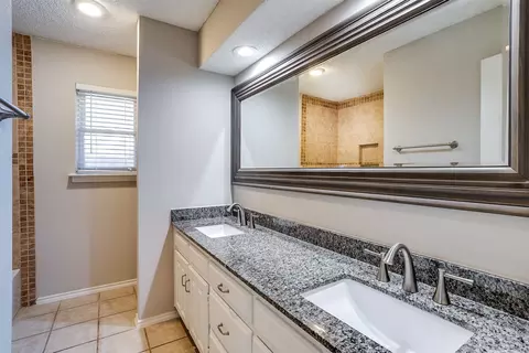 Bath - 4129 Hackmore Loop, Irving, TX 75061 photo 1 of 4