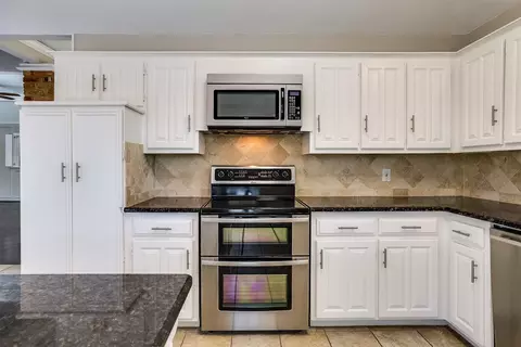 Kitchen - 4129 Hackmore Loop, Irving, TX 75061 photo 3 of 4