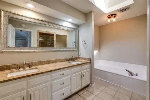 Bath - 4129 Hackmore Loop, Irving, TX 75061 photo 3 of 4