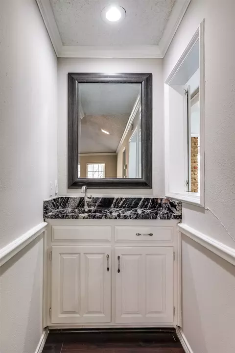 Bath - 4129 Hackmore Loop, Irving, TX 75061 photo 2 of 4
